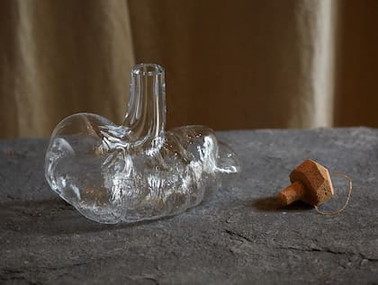 Los órganos se moldean primero en yeso antes de ser soplados por vidrieros expertos