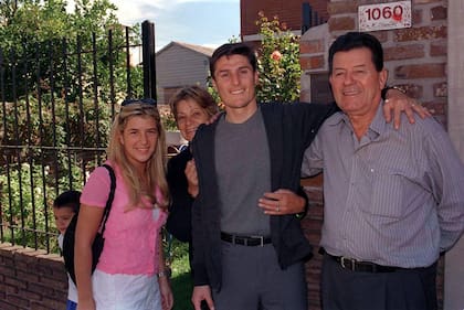 Los orígenes de Javier, frente a la casa de Dock Sud en una producción de LA NACION, junto con Paula, su mamá Violeta (falleció en 2011) y su padre Rodolfo