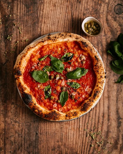 Los orígenes de la pizza se atribuyen a la cocina italiana, en Nápoles (Pexels/Rene Strgar)