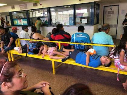 Los pacientes esperan horas para ser atendidos en muchos centros médicos del conurbano