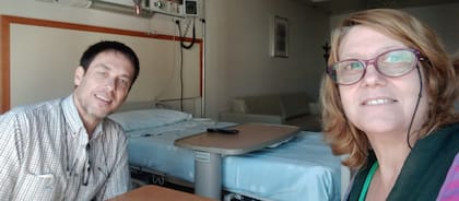 Los pacientes que tienen esta enfermedad suelen presentar síntomas como fatiga, dolor de cabeza, mareos, visión borrosa, insomnio, dificultad respiratoria, picazón que puede típicamente exacerbarse después de una ducha caliente y sensación de plenitud en el estómago.