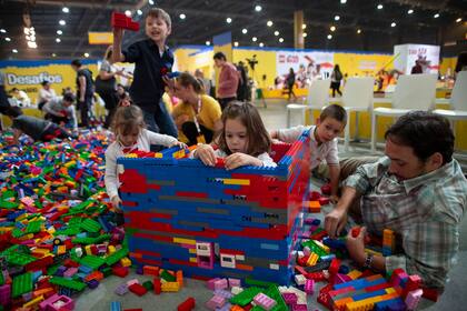 Los padres arman tanto como los chicos que tienen en sus manos muchos más ladrillos de los que entran en sus cuartos