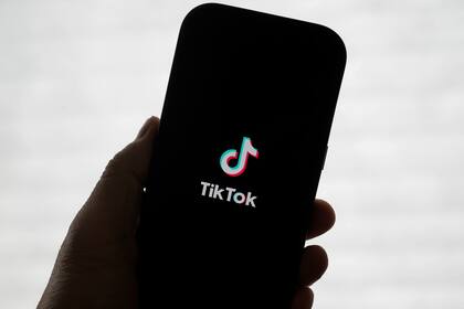 Los padres con cuenta de TikTok pueden sincronizarse con el perfil de sus hijos para saber qué miran (Foto AP/Jeff Chiu)