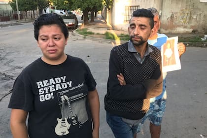 Los padres de Abril Sosa, quien tras días de búsqueda apareció muerta a diez cuadras de su casa, en Córdoba