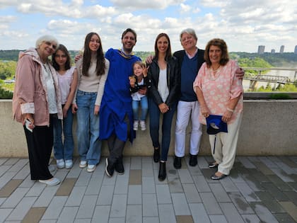 Los padres de Analía y Juan volaron a Canadá para celebrar el logro.