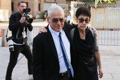 Los padres de Bankman-Fried fueron vistos llegando al juicio en Nueva York.