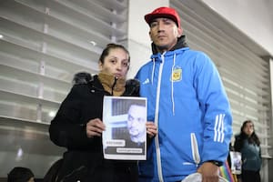 Los padres de Bastián Escalante, con una foto del policía García Tonzo