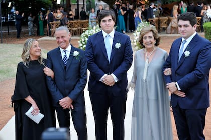 Los padres de Belén: Connie y Carlos Ludueña. Alicia Boga, madre de Jorge Macri y Giorgio y Antonio, dos de los tres hijos del novio (Martina evitó las fotos) de su primer matrimonio con Florencia De Nardi.