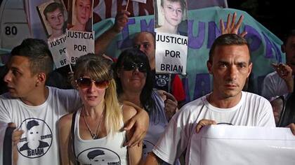 Los padres de Brian, durante una marcha que clamó por la justicia de su muerte