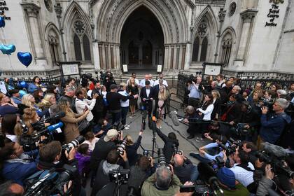 Los padres de Charlie durante la conferencia de prensa donde anunciaron que "dejarán ir" a su hijo