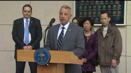 Los padres de Elisa Lam junto a los encargados de la investigación (Foto: Captura de video)