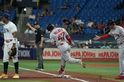 Los padres de Enmanuel, ambos educadores, priorizaron la educación sobre el deporte durante su infancia.