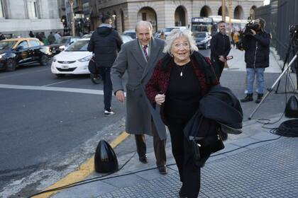 Los padres de Federico Sturzenegger llegan a la Casa Rosada para la jura como ministro