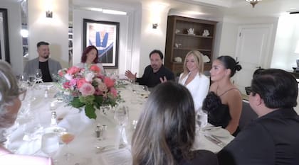 Los padres de Hana Sánchez la sorprendieron con una cena rodeada de sus seres queridos (Facebook/Hugo Sánchez)