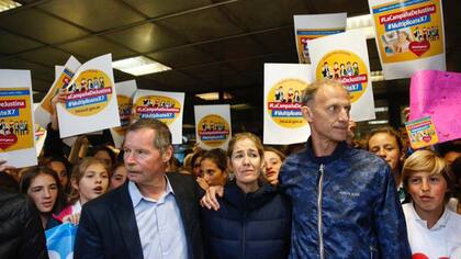 Los padres de Justina, con Juan Carr y amigos, hicieron un abrazo simbólico