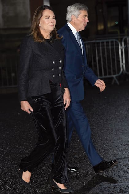 Los padres de Kate, Carole (con chaqueta de doble botonadura de Great Scot) y Michael Middleton, también la apoyaron en una noche tan especial.