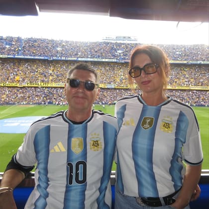 Los padres de la cantante en La Bombonera durante el superclásico (Foto: Instagram @dualipa)