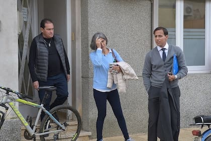 Los padres de Lola Chomnalez junto al abogado Juan Williman (Foto: Francisco Flores, gentileza El País)