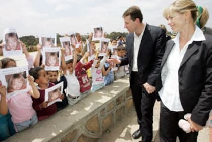 Los padres de Madeleine, saludados por decenas de niños con la imagen de la pequeña desaparecida
