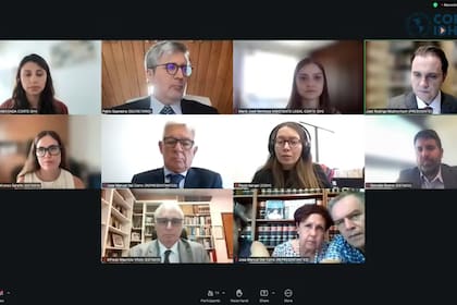 Los padres de Marcela Iglesias (en el cuadro inferior derecho), durante la audiencia virtual de notificación de la sentencia de la CIDH