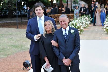 Los padres de María Belén Ludueña y el hijo de Jorge Macri. El suegro de Jorge Macri se encargó de reservar habitaciones en un hotel para que la familia y amigos pudieran venir desde Mar del Plata. Hace un año que la pareja viene organizando la boda.