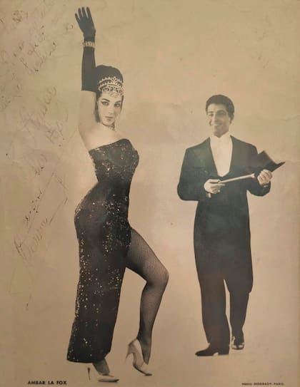 Los padres de Reina,
dos grandes leyendas: la vedette,
actriz, bailarina, acróbata y
cantante Ámbar La Fox y el bailarín,
coreógrafo, escritor y acróbata
Alejandro Maurín. “Como pareja
de show, se fueron muy jóvenes a
Europa: ella tenía 17 y él, 25. Yo fui
concebida en París y nací en Viena.
Puede sonar glamoroso, pero no fue
fácil: en Europa, se rigen por la ley
de sangre; en cambio, en nuestro
país, rige la ley de territorio. Hasta
los 18 años, mi pasaporte era uno
celeste, de apátrida”, cuenta