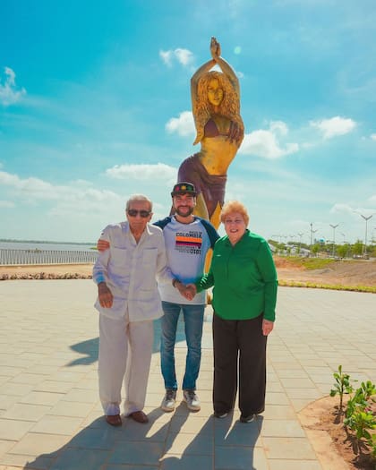Los padres de Shakira junto al alcalde de Barranquilla (Foto: Instagram @shakira)