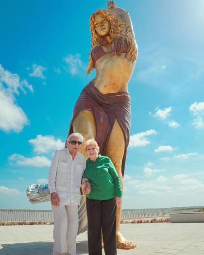 Los padres de Shakira representaron a su hija en la inauguración de la estatua (Foto: Instagram @shakira)