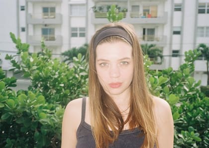 Los padres de Shakti son Marisol Martínez (directora de teatro) y Arnoldo Maal (artista plástico); su bisabuela, entretanto, es Lily Álvarez Sierra, considerada una de las fundadoras del teatro infantil en Venezuela