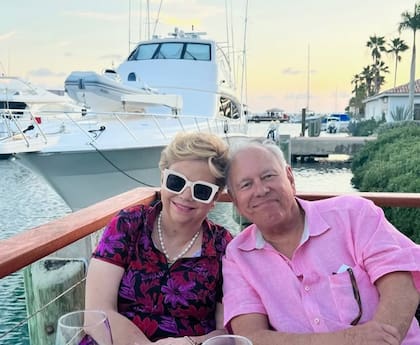 Los padres de Tom Llamas veían las noticias con frecuencia y así su hijo se familiarizó con el periodismo (Instagram/@llamasnbc)