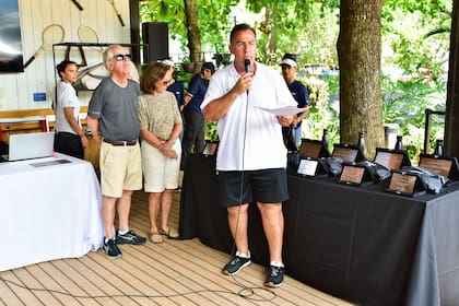 Los padres de Victorino Chermont esperando el momento de la premiación, mientras -con micrófono en mano- introduce Ricardo Acioly, extenista brasileño y locutor del evento