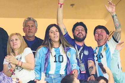 Los padres del crack, Jorge y Celia, junto a sus hijos, María Sol, Rodrigo y Matías, en el Estadio 974 durante el partido contra México. 