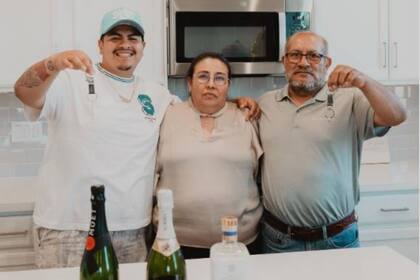 Los padres del influencer mexicano ya tienen su techo propio