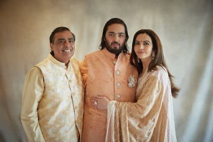 Los padres del novio, Mukesh y Nita Ambani, abrazan a su hijo, Anant, que se casará en julio próximo.