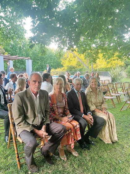 Los padres del novio, Polito y Mónica Ulloa (a la derecha de la imagen), esperan la entrada de la pareja junto a Sebastián Rodríguez Larreta y Mercedes Ulloa.