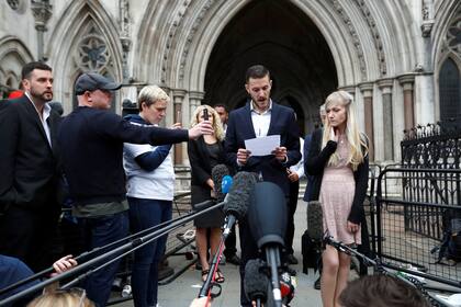 Los padres durante una conferencia de prensa a la salida de los tribunales