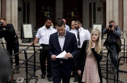 Los padres durante una conferencia de prensa a la salida de los tribunales