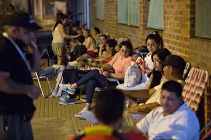 Los padres hacen fila de noche en la vereda del Jardín de Infantes N° 908, de José C. Paz