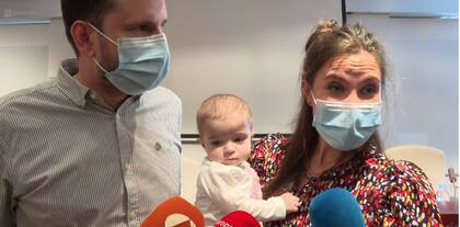 Los padres junto a su hija Emma, la bebé de 13 meses que recibió un trasplante de intestino (Foto:bebésymás)