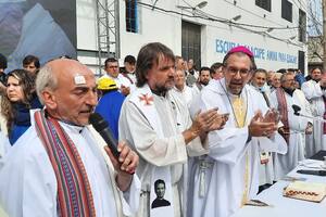 Los padres Lorenzo "Toto" de Vedia y José María "Pepe" Di Paola, junto al obispo Gustavo Carrara, en la misa de desagravio a Francisco, en la parroquia Virgen de los Milagros de Caacupé, de Barracas