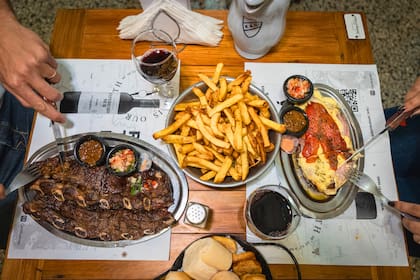 Los padres que llevan a sus hijos al club aprovechan para comer en el restaurante mientras los chicos juegan