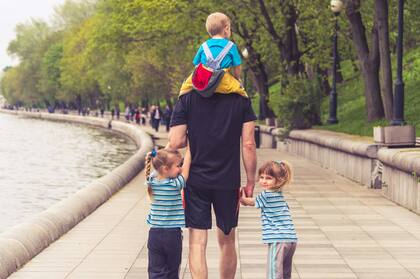 Los padres se involucran mucho más en las tareas de cuidado de sus hijos