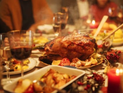 Los padres son modelos clave en la infancia, ya que enseñan qué, cuándo y cómo comer