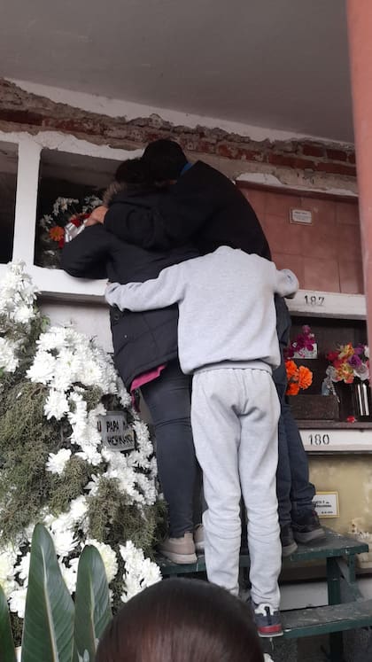 Los padres y uno de los hermanos de Joaquín Sperani, en la despedida de sus restos en el cementerio Jesús Redentor, de Laboulaye