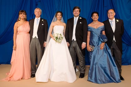 Los padrinos y los novios posan para el álbum familiar.