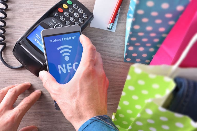 Метка для оплаты. NFC технология. NFC оплата. Сотовый телефон с NFC. Технологии NFC оплаты.