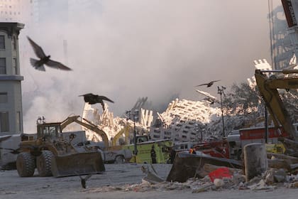 Los pájaros sobrevuelan los escombros de las torres del World Trade Center en Nueva York, el jueves 13 de septiembre de 2001