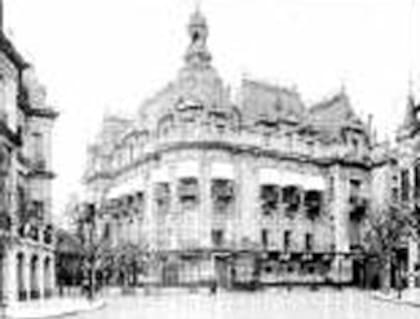 La esquina sobre la Plazoleta Pellegrini, con los palacios Ortiz Basualdo y el Pereda