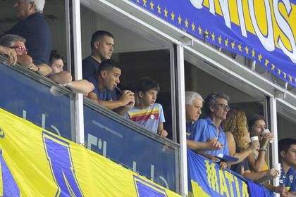 Los palcos, la zona donde Riquelme mira los partidos de Boca desde que es el vicepresidente segundo; en la imagen, uno de sus hermanos.