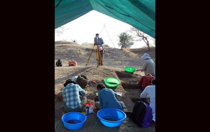 Los paleontropólogos trabajando junto a los restos fósiles